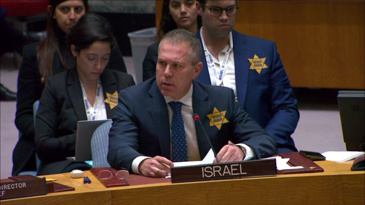 „Odsuďte Hamás.“ Izraelský velvyslanec při OSN si na jednání připnul žlutou hvězdu